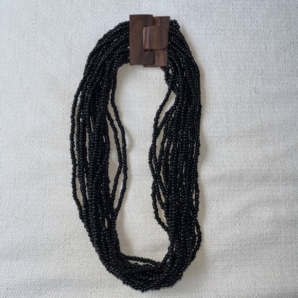 Beaded necklace with wooden clasp, artisnal, in black. - Picture 4 of 9